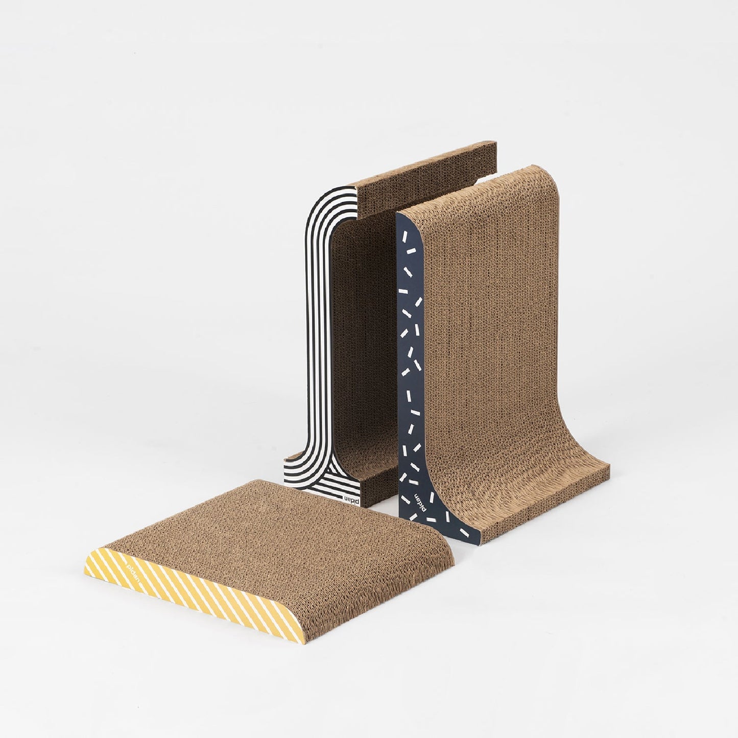 Pidan New Zealand 3-in-1 combo cat scratcher play structure with scratch posts and cozy resting areas for cats.